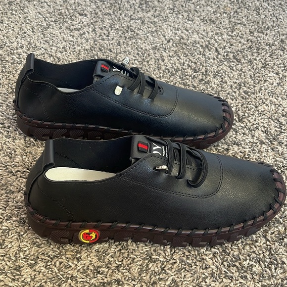 NWT shoes soft sole black stretchy laces bling tip size 42 (mens 9 or womens 10) - Picture 1 of 17